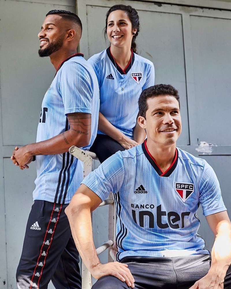 O São Paulo apresentou oficialmente seu novo terceiro uniforme nesta quinta-feira (15). (Foto: Reprodução/Instagram/@saopaulofc)