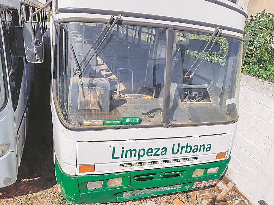 Ônibus na sede da empresa, em Marataízes: pagamento de propinas. (Foto: Acervo AT)