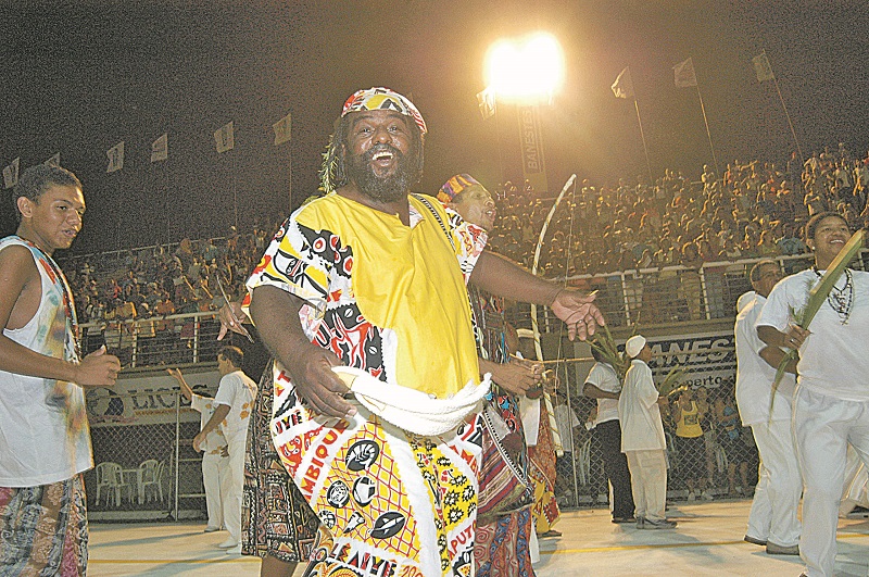 um dos desfiles que o padre participou foi o da escola Rosas de Ouro, em 2006. (Foto: Arquivo/AT)