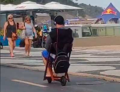 Homem estava sentado em uma cadeira de bar, sobre o patinete (Foto: Reprodução / Facebook)