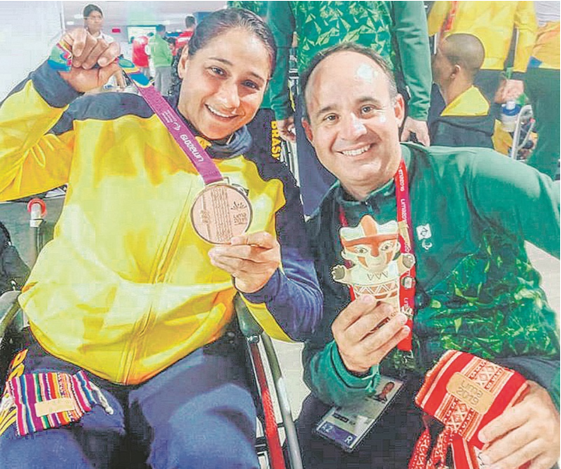 A nadadora Patrícia pereira e o técnico Leonardo Miglinas após a cerimônia de premiação dos 100m livre (Foto: Leonardo Miglinas)
