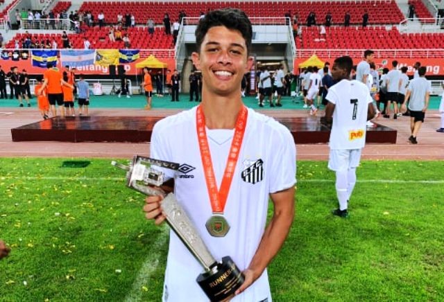 O atleta capixaba de 17 anos estendeu o seu vínculo com o clube santista (Foto: Divulgação)