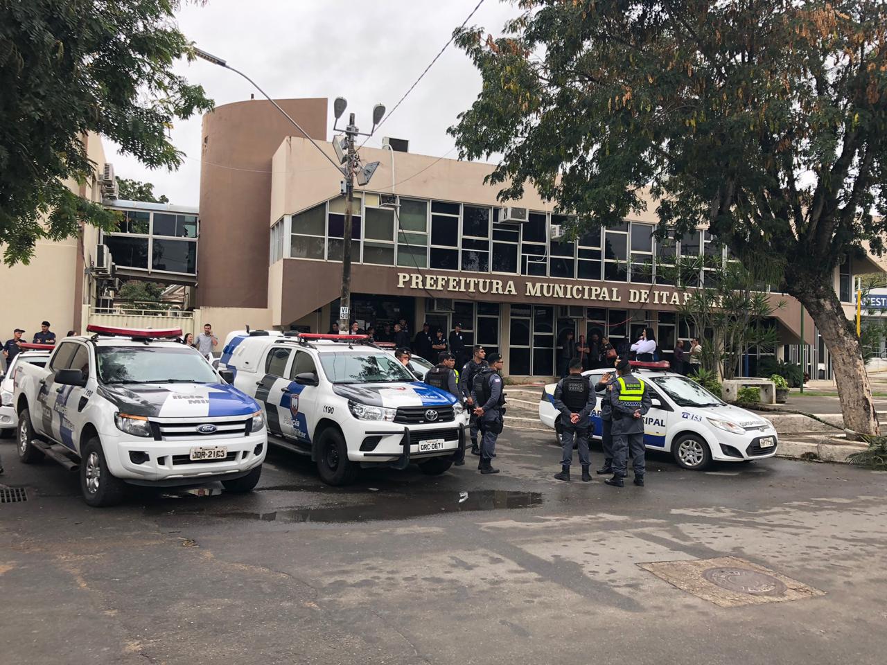 Policiais militares e agentes da Guarda Municipal ficaram em frente a Prefeitura (Foto: Leitor)