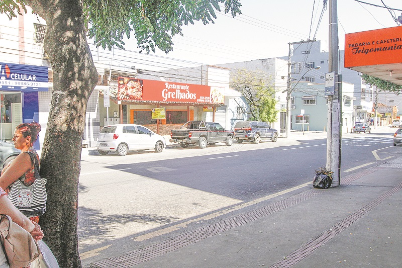 Ponto de ônibus que é invadido por transporte clandestino fica na rua Henrique Moscoso, no Centro, em Vila Velha (Foto: Thiago Coutinho/AT)