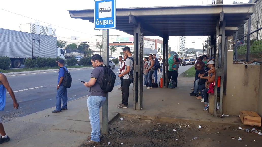 Passageiros aguardam ônibus passar em ponto localizado às margens da BR-262, em Campo Grande, Cariacica (Foto: Camila Lima)