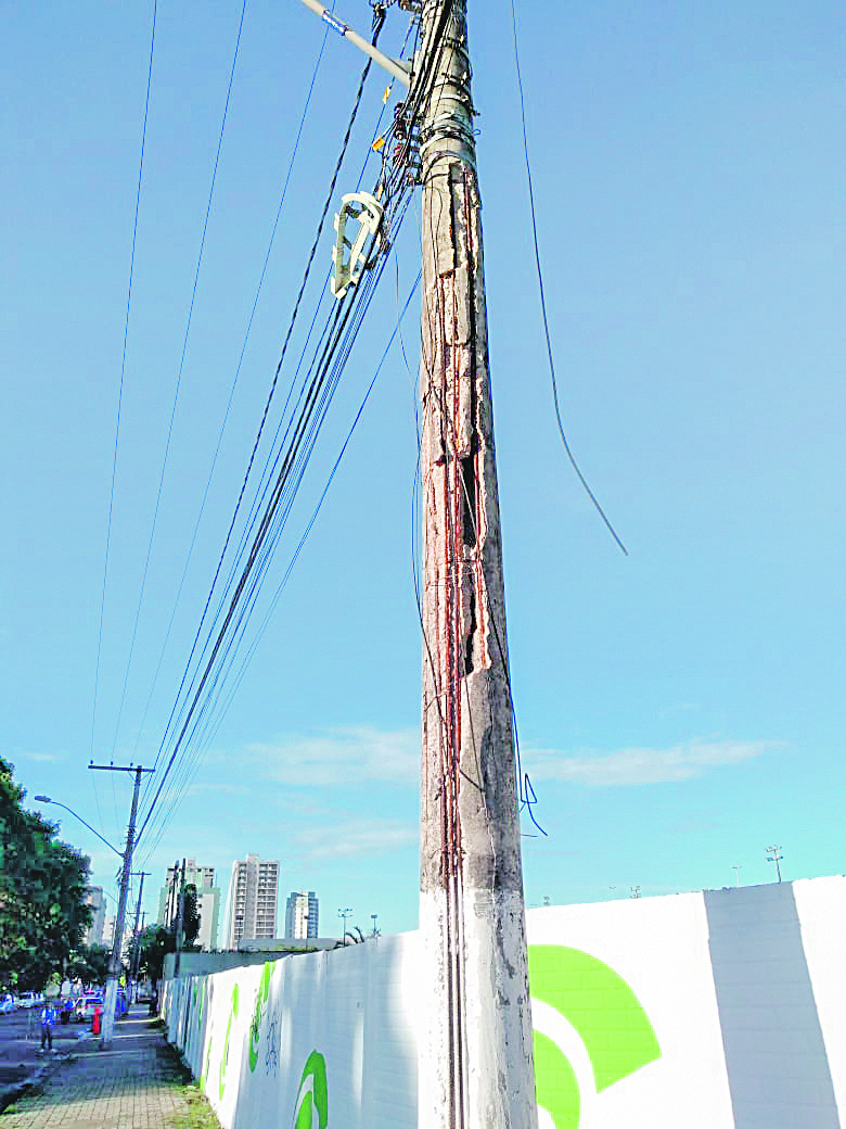 Poste com estrutura deteriorada e com partes de concreto já caídas (Foto: Antônio Jacimar Pedroni)