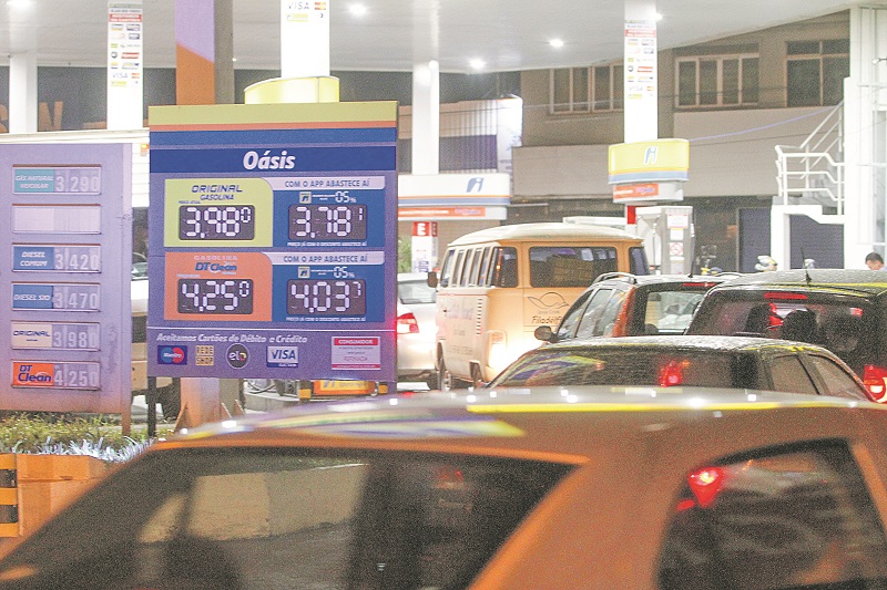 Fila se formou durante a tarde e o início da noite em posto na BR-262 em Cariacica, onde gasolina custava R$ 3,98 (Foto: Foto:Beto Morais)