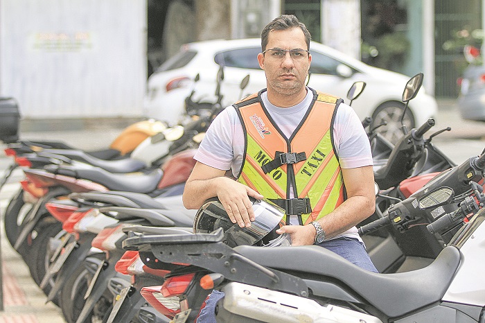 Presidente do Sindicato de Mototaxistas, Luciano Santana disse que as motos circulam onde o ônibus não vai (Foto: Dayana Souza/AT)