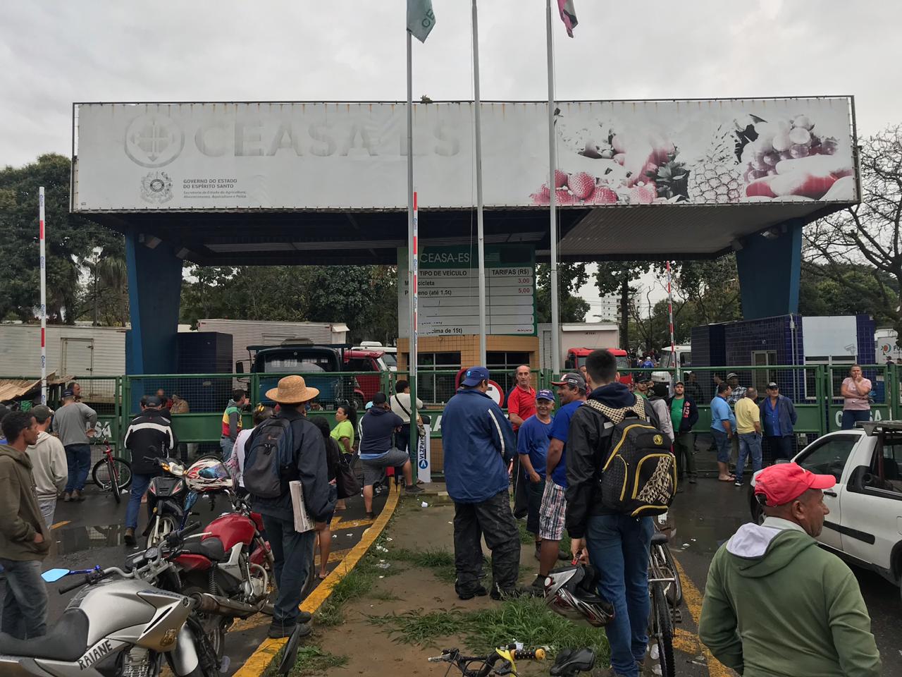 Manifestantes impedem a entrada e saída de caminhões (Foto: Bruna Maria/TV Tribuna)