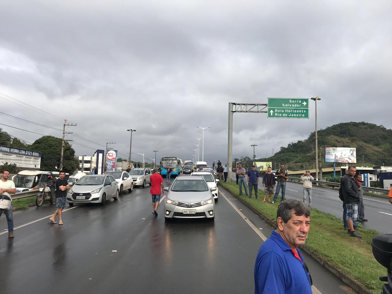 Os manifestantes fecharam as duas vias da BR-262, em Cariacica (Foto: Bruna Maria/TV Tribuna)