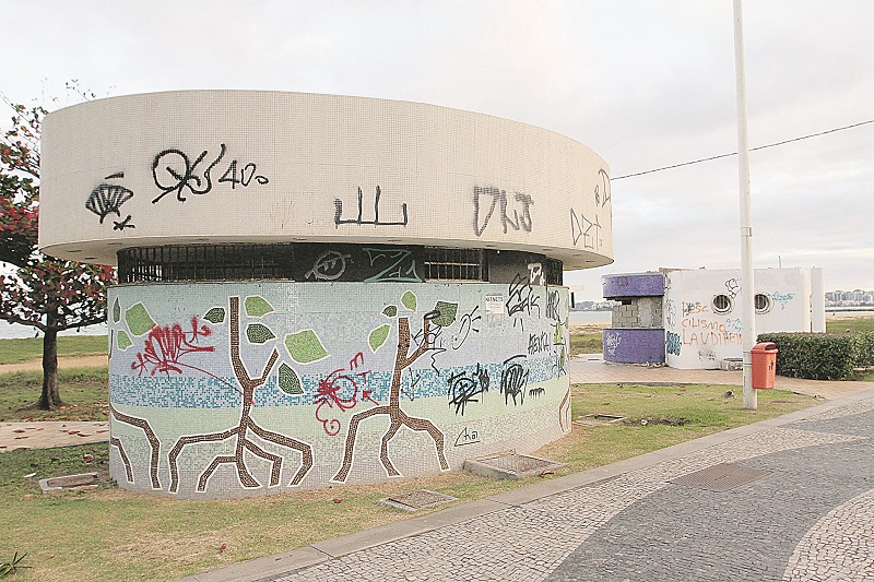 Um dos quiosques em situação de abandono no calçadão da praia, cuja limpeza já foi determinada (Foto: Beto morais/at)