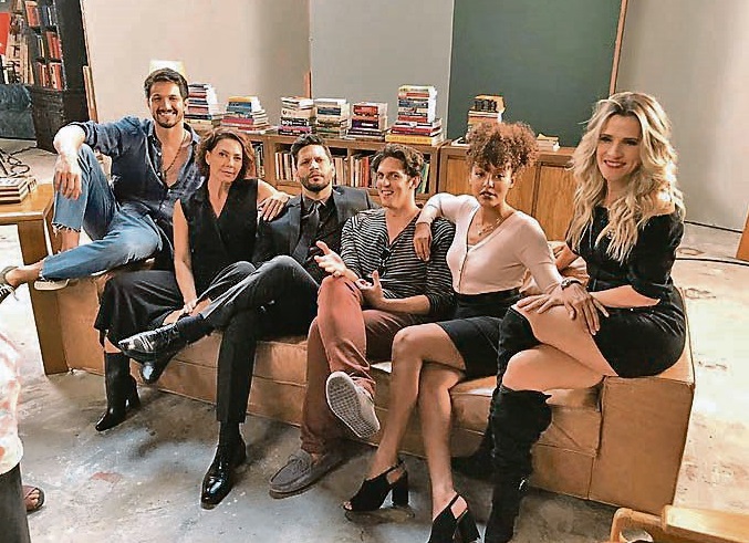 Rafael Infante entre os colegas de “Bom Sucesso” Romulo Estrela, Fabíula Nascimento, Armando Babaioff, Sheron Menezzes e Ingrid Guimarães (Foto: Reprodução Instagram)
