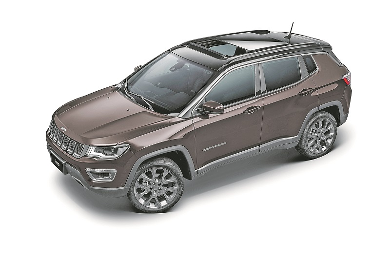 Na versão topo de linha, o teto solar, que era opcional, agora vem como item de série (Foto: Assessoria / Jeep)