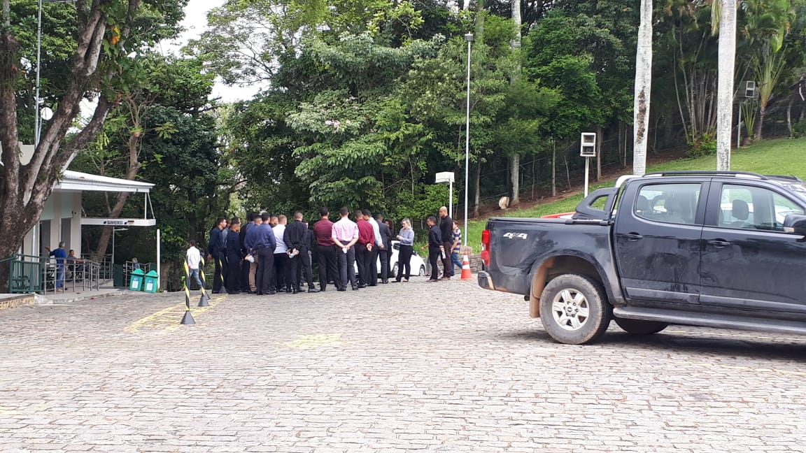 Policiais militares realizam reunião no Campinho do Convento da Penha. (Foto: Leone Oliveira)