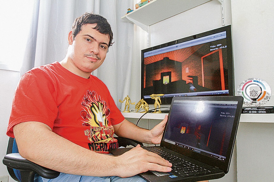 Ricardo Thompson criou dois jogos, está projetando o terceiro e faz faculdade de Jogos Digitais no Estado (Foto: Dayana Souza/AT)