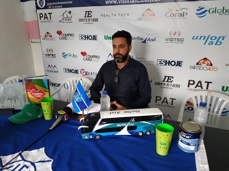 Rodrigo Fonseca, novo técnico do Vitória, antes do início da coletiva de imprensa (Foto: Henrique Montovanelli)
