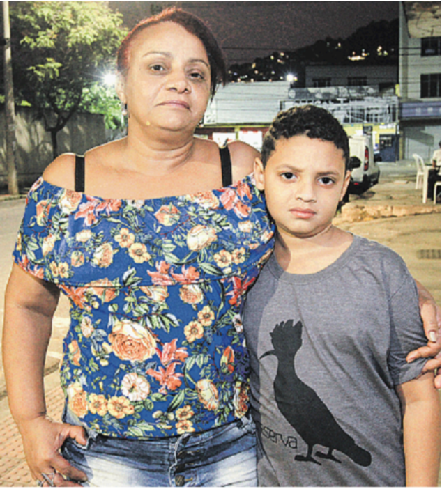 A dona de casa Rosilene Santos, com o filho Wesley, de 9 anos, diz que sempre checa as notícias sobre saúde (Foto: Dayana Souza / AT)