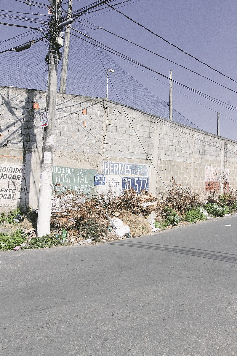 Rua Celina Carreira, no bairro São Geraldo, onde ocorre descarte de lixo (Foto: Kadidja Fernandes/AT)