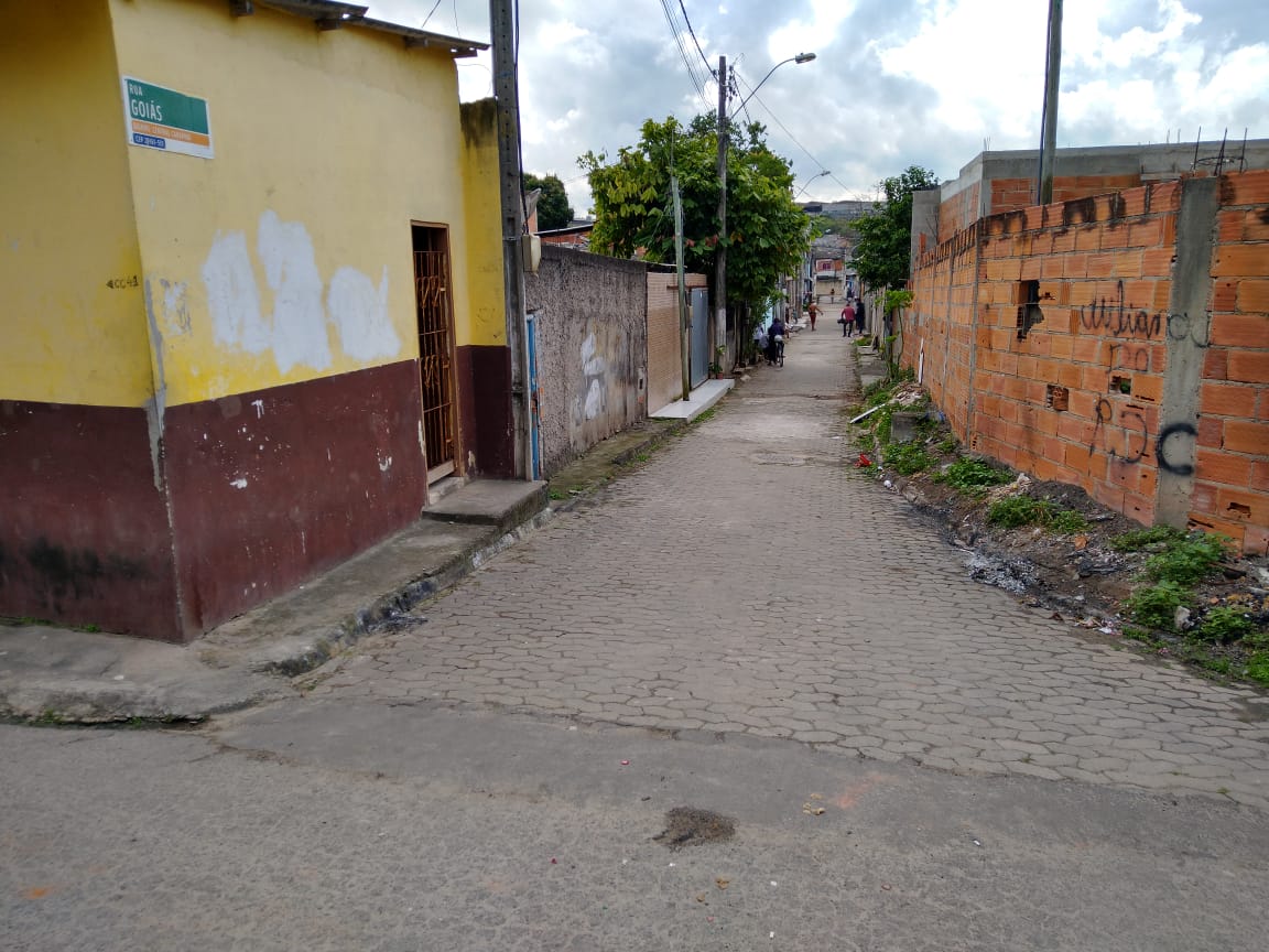 Quatro jovens foram baleados em aniversário que acontecia na rua Goiás, em Central Carapina, na Serra (Foto: Antônio Moreira/AT)