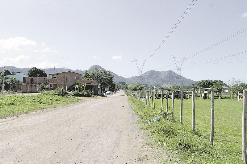 Rua D, situada em Novo Horizonte, Cariacica, ainda não conta com energia elétrica e postes de iluminação pública (Foto: Kadidja Fernandes/AT)
