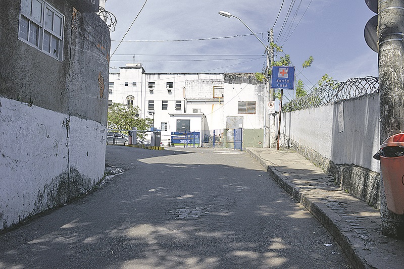 Ladeira de acesso ao estacionamento da Santa Casa de Misericórdia (Foto: Dayana Souza/AT)