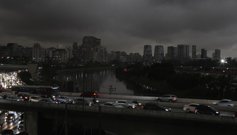 Escuridão registrada às 15 horas surpreendeu os paulistanos (Foto: Nilton Fukuda / Agência Estado)
