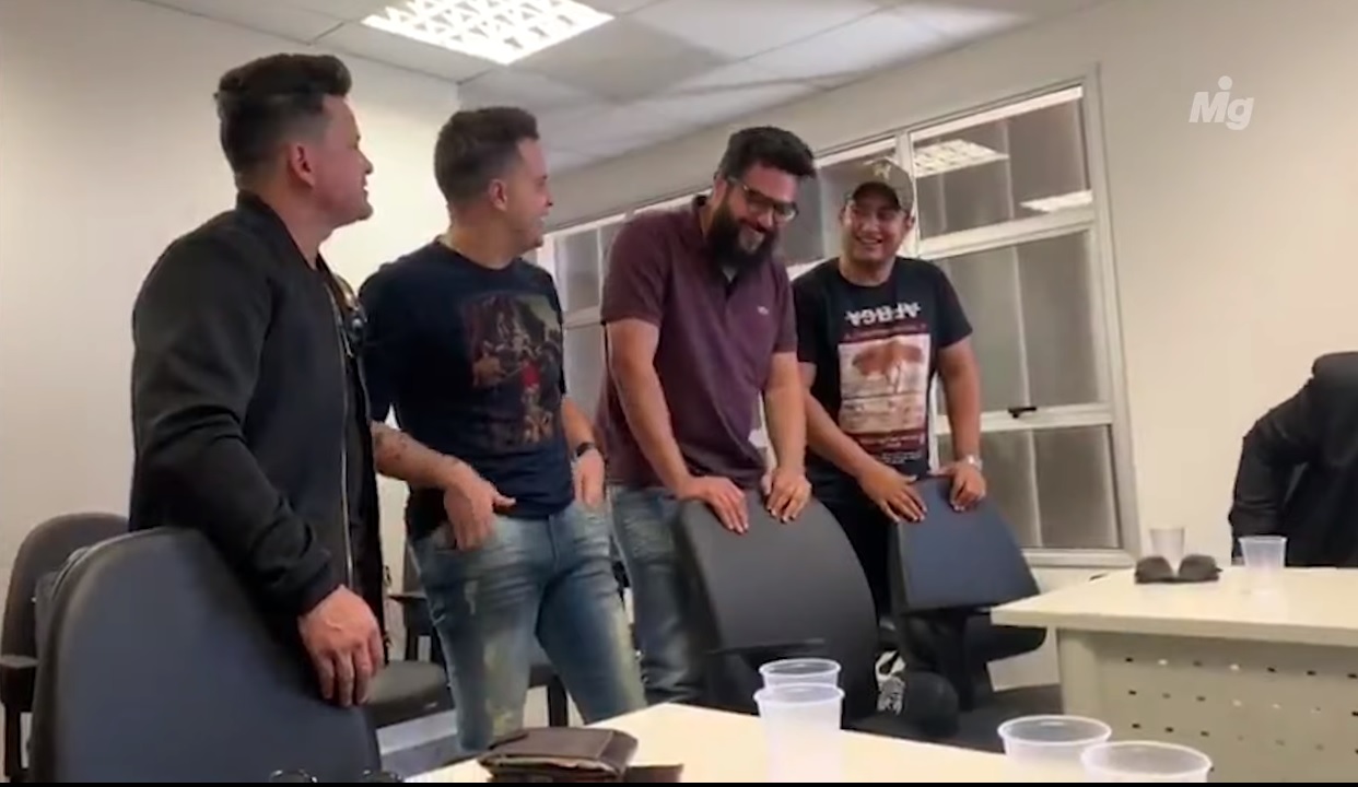 O juiz do caso pediu aos sertanejos para cantar trecho de música juntos. (Foto: Reprodução/YouTube)