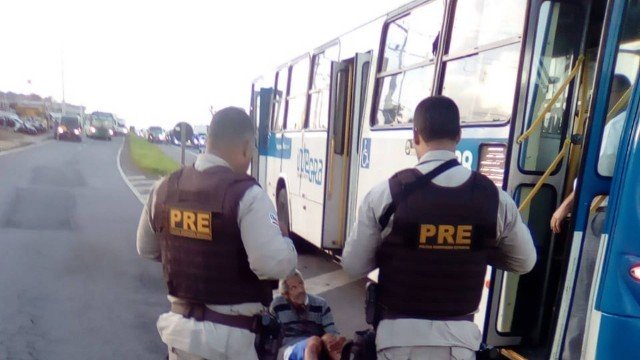Idoso aproveita ida de motorista ao banheiro para conduzir ônibus pelas ruas de Salvador (Foto: Divulgação / SSP-BA)