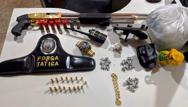 Arma banhada a ouro e outros materiais foram levados para a Delegacia (Foto: Keila Lopes / TV Tribuna)