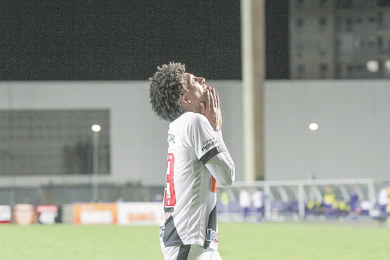 O atacante Talles Magno, em seu primeiro jogo como titular, leva as mãos ao rosto e lamenta uma das poucas chances de gol criadas pelo Vasco (Foto: Dayana Souza/AT)
