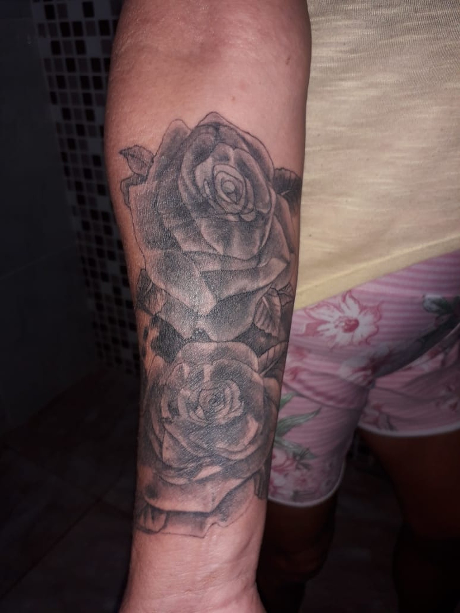A dona de casa cobriu a tatuagem do órgão genital com flores (Foto: Acervo Pessoal)