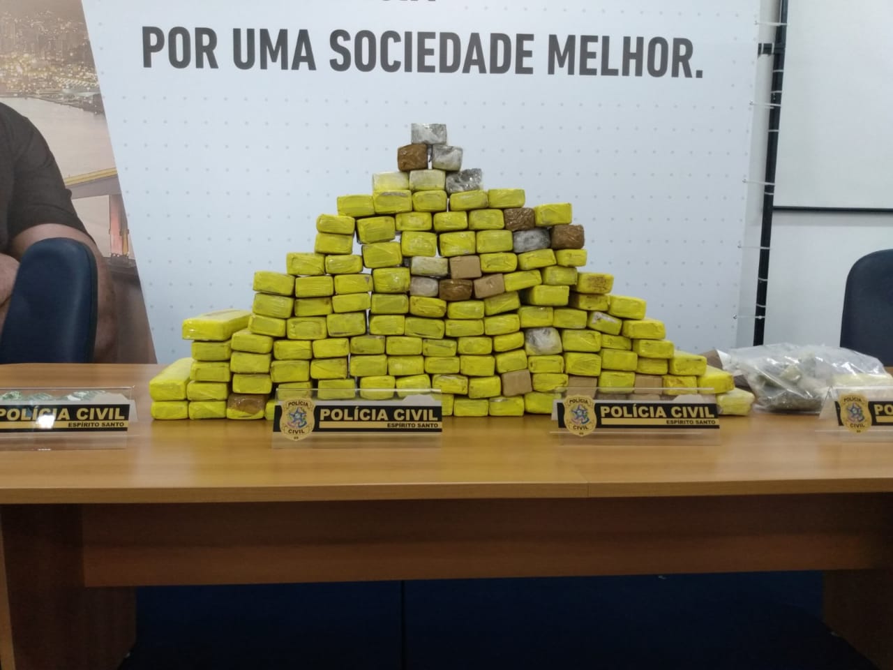 Tabletes estavam enterrados no quintal de uma casa (Foto: Leone Oliveira)