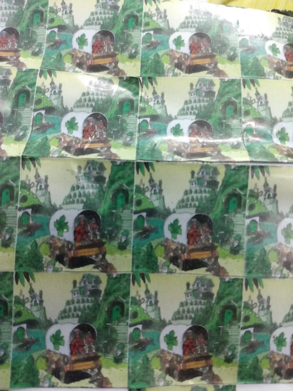 Selos usados pelos traficantes para atestar qualidade da maconha (Foto: Leone Oliveira)
