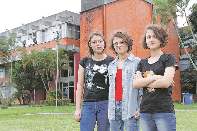As irmãs Fábia, Fabíola e Fabiele Loterio no campus da Ufes, em Vitória, onde fazem o curso de Matemática (Foto: Leone Iglesias/AT)