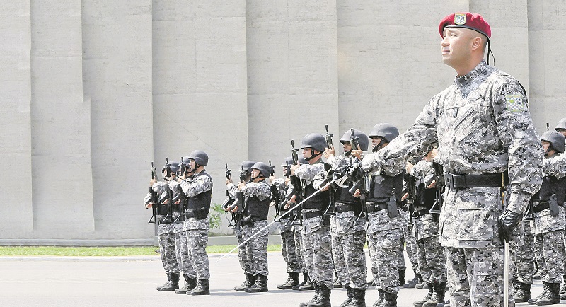Tropa presta continência à bandeira nacional, durante formatura: grupo que está em Cariacica é formado, principalmente, por policiais militares e civis. (Foto: Força Nacional de Segurança)