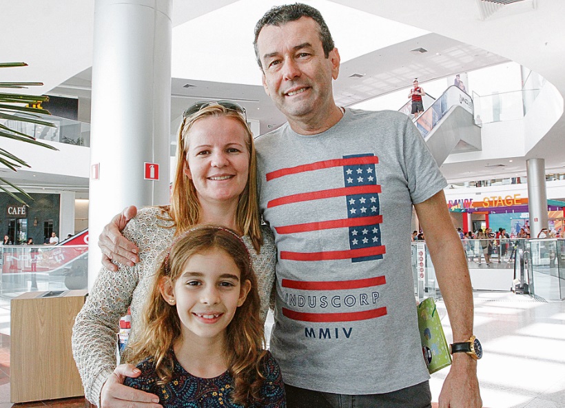 O empresário Silvio Augusto, 54, a mulher dele, Eliane Gomes, 41, e a pequena Maria Clara de Souza, de 7 anos, aproveitaram a campanha de imunização no Shopping Vila Velha, ontem, para colocar a carteirinha de vacinas em dia. Da família, a única que precisou atualizar a tríplice viral, que protege contra sarampo, caxumba e rubéola, foi a mãe, Eliane. “A Maria Clara não tomou, por estar em dia com as vacinas. E o Silvio tem mais de 49 anos. Então, só eu tomei a de sarampo. Chegamos antes de o shopping abrir”, contou. (Foto: Leonardo Bicalho/AT)