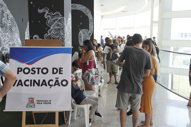 Fila para vacinação em shopping. (Foto: Fabio Nunes/AT)