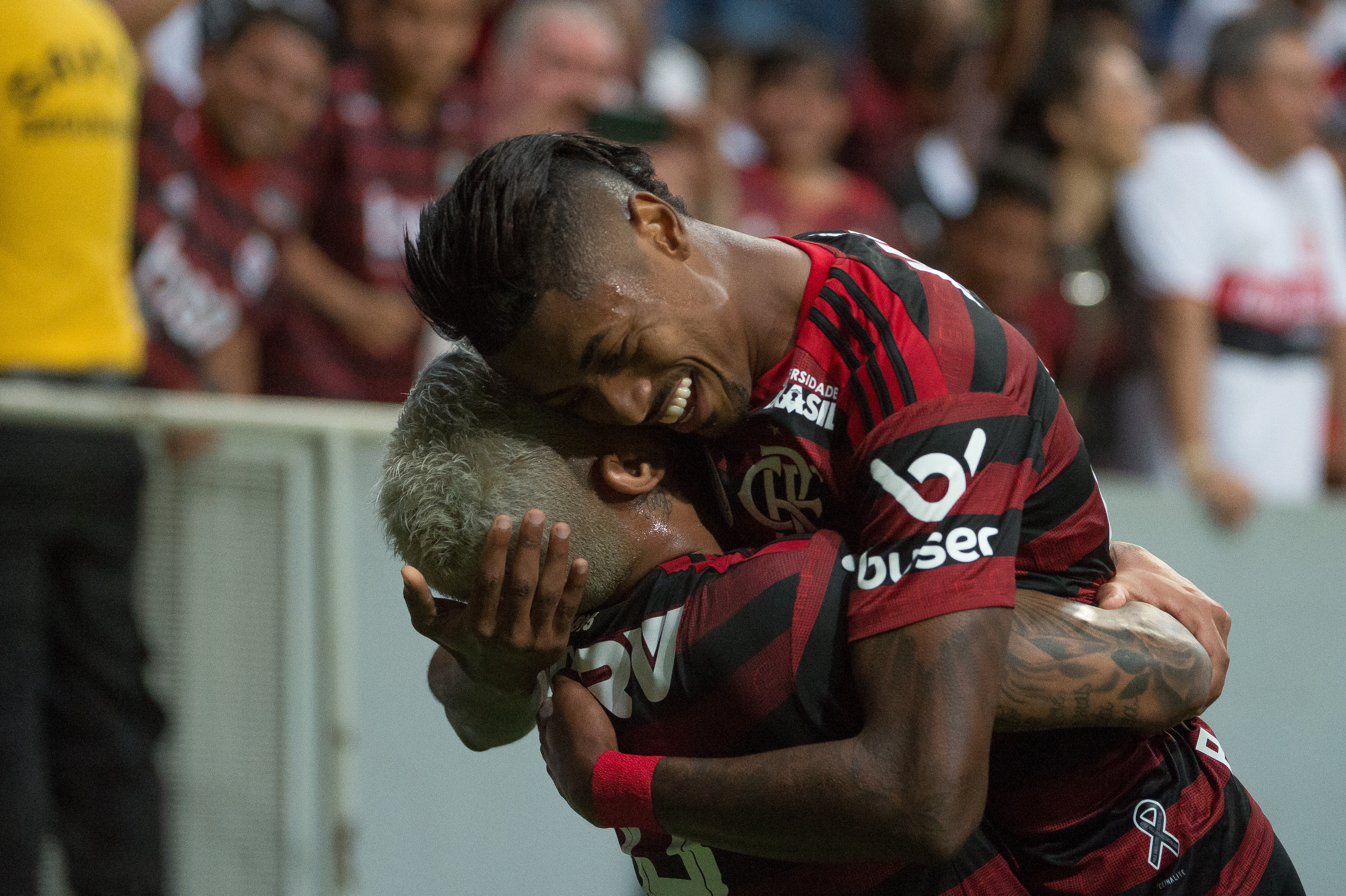 Gabigol e Bruno Henrique comemoram o segundo gol do Flamengo na goleada. (Foto: Alexandre Vidal/Fla Imagem)