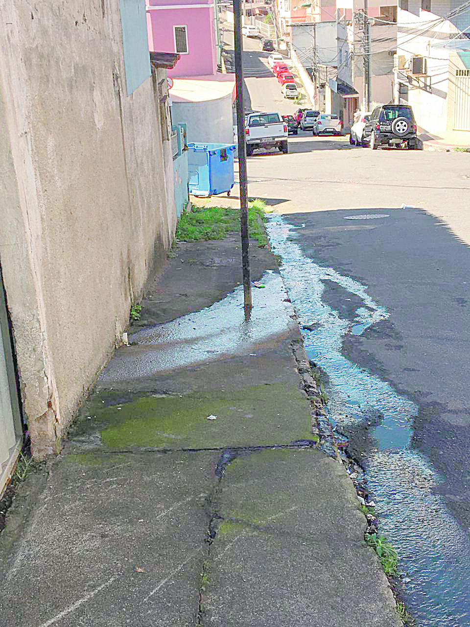 Vazamento em esquina. Morador relata que problema ocorre há meses (Foto: Vitor Nascimento)