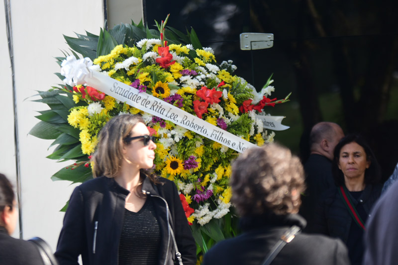 Coroa de flores enviada por Rita Lee e família (Foto: Leo Franco / AgNews)