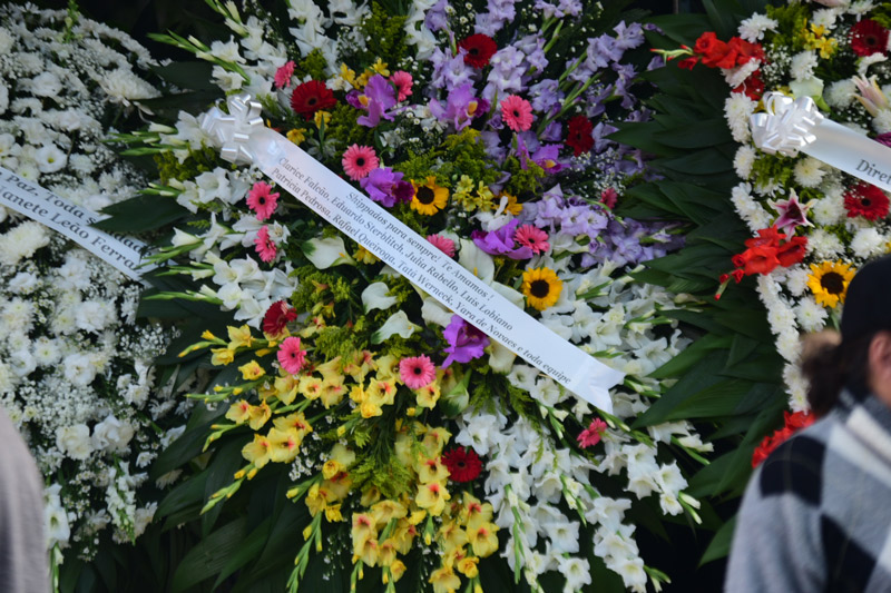 Coroa de flores enviada pelo elenco de "Shippados" (Foto: Leo Franco / AgNews)