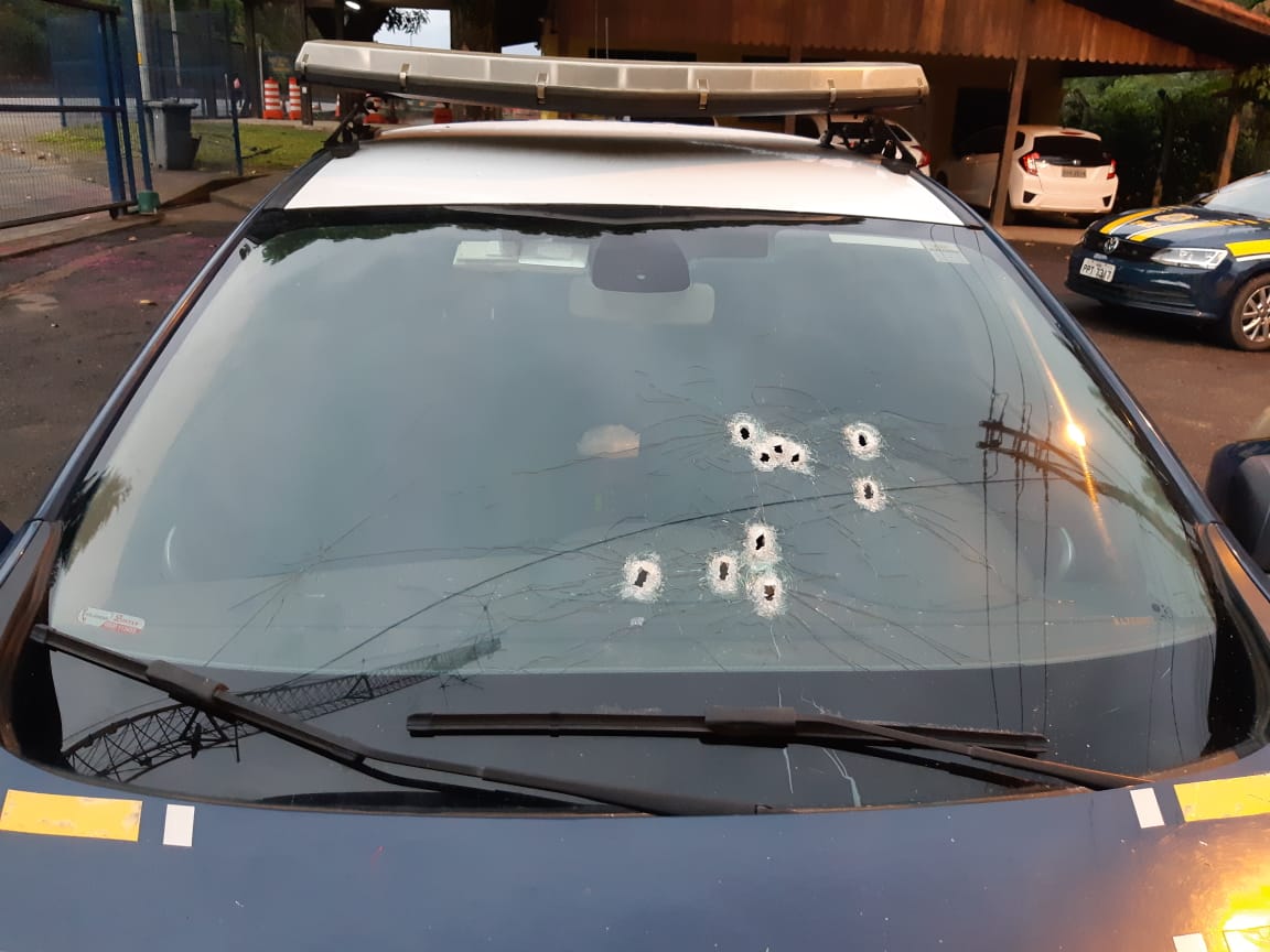 Pára-brisa de carro da Polícia Rodoviária Federal após a troca de tiros com os criminosos (Foto: Divulgação/PRF)