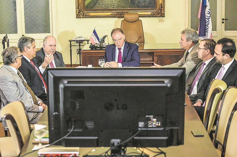 Governador Renato Casagrande com autoridades na teleaudiência experimental, no Palácio Anchieta (Foto: Secom/es)