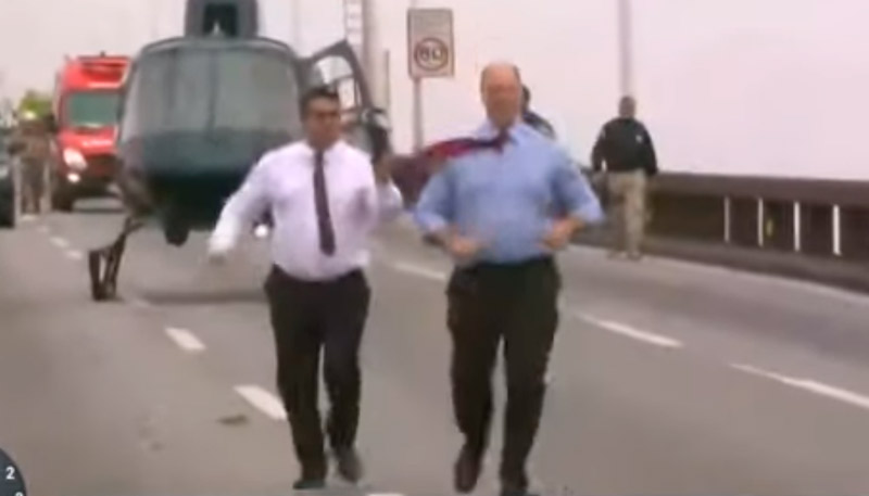 Governador do Rio chegou a ponte de helicóptero (Foto: Reprodução /SBT)