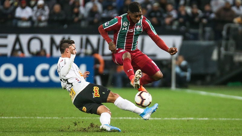 O atacante tricolor Yony González é desarmado pela defesa corintiana. (Foto: LUCAS MERÇON/ FLUMINENSE F.C.)