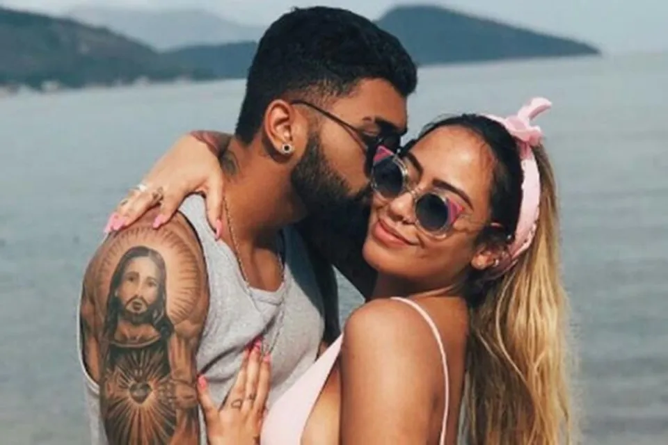 Imagem ilustrativa da imagem Grávida, irmã de Neymar tenta reconciliação com Gabigol, diz colunista