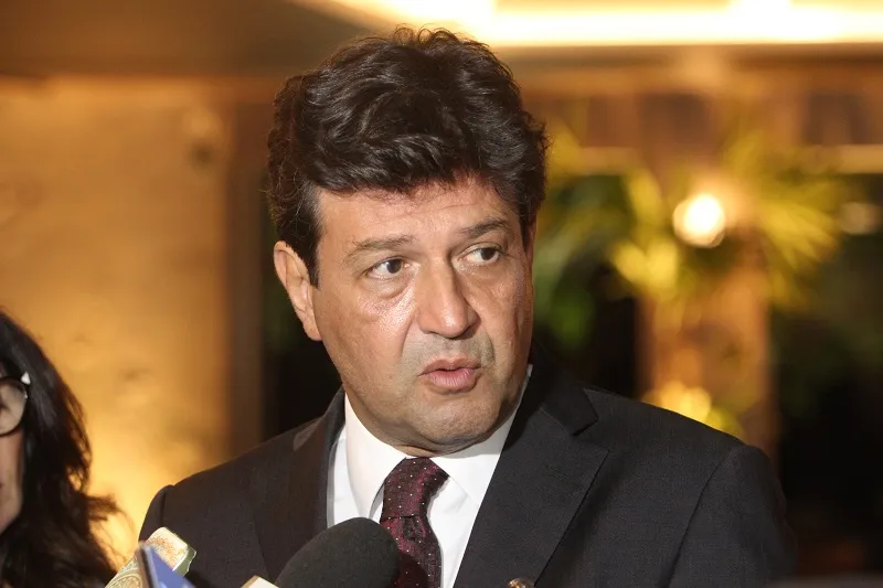 Imagem ilustrativa da imagem Orientação para aglomeração é "não" a todos, diz ministro da Saúde