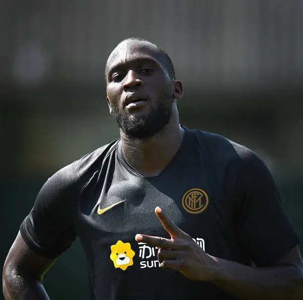 Imagem ilustrativa da imagem Lukaku afirma que "23 dos 25 jogadores" da Inter apresentaram sintomas da covi-19