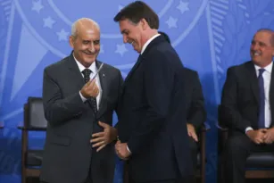 Imagem ilustrativa da imagem Bolsonaro afaga Ramos  após onda de ataques