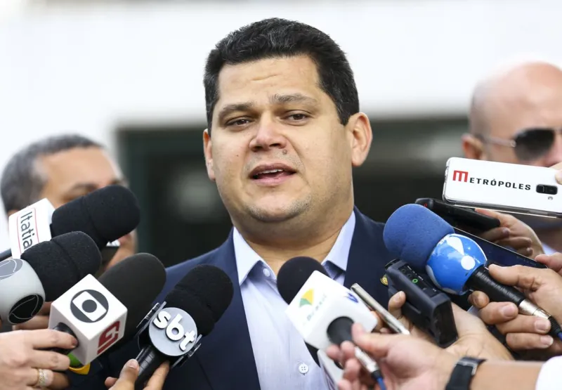 Alcolumbre defendeu manter o veto de Bolsonaro que proibiu a bagagem gratuita.